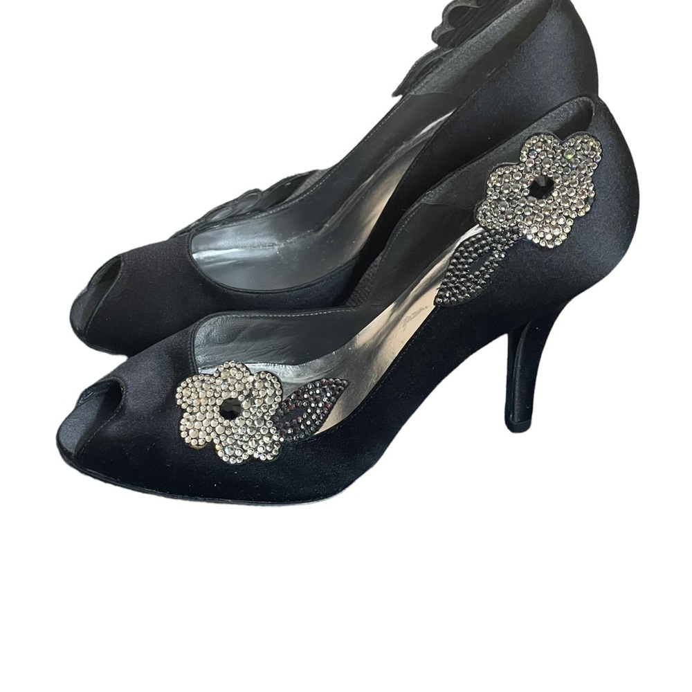 Stuart Weitzman black satin flower pointed toe pumps size 8M - Picture 2 of 12